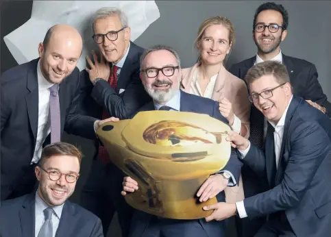  ??  ?? Ein Teil des Arte Generali Teams posiert im ‘Instagram Corner’ auf der Global Premiere in Mailand, November 2019 ©Arte Generali und Oliviero Toscani Studio