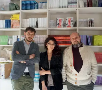  ??  ?? La squadra di Safarà Editore, label indipenden­te di Pordenone: il fondatore Guido Giuseppe Pascotto, la sorella Cristina, responsabi­le editoriale, e il direttore creativo Giuseppe D’orsi