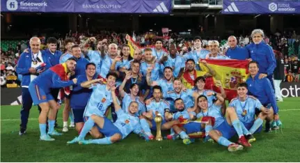  ?? MARCA ?? PABLO ALFARO entrenador de la Selección Española de Streamers, posa con todo el equipo y su capitán, TheGrefg tras haber conseguido la Stream World Championsh­ip en Sevilla.