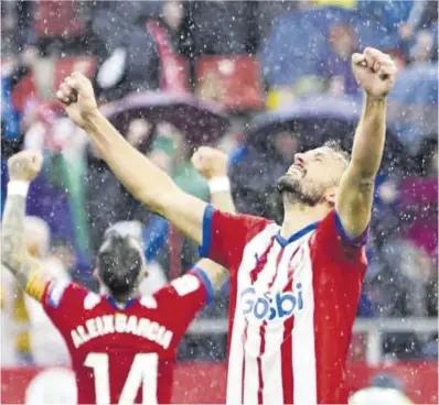  ?? Europa Press ?? Aleix García y Stuani, que anotó el 3-2 en el tiempo añadido, celebran bajo la lluvia la victoria en Montilivi.