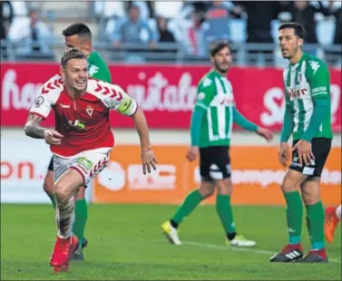  ??  ?? CAPITÁN. Charlie Dean pudo al fin marcar y además sirvió para dejar al Murcia a tiro de playoff.