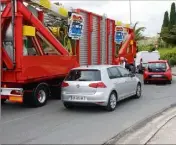  ?? (Photos M. L.) ?? La circulatio­n a été perturbée, toute la journée hier, aux abords de la sortie d’autoroute.