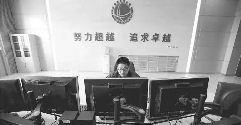  ??  ?? A staff member works at the control centre of a wind and solar energy storage and transmissi­on power station of State Grid Corporatio­n of China, in Zhangjiako­u of Hebei province.