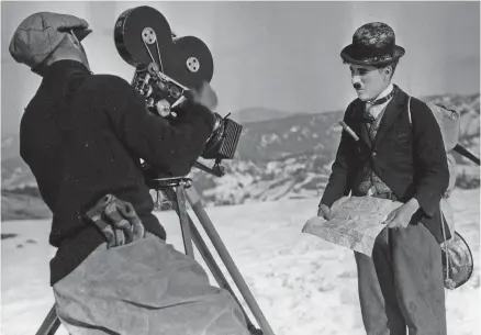  ?? PHOTOS CHAPLIN'S WORLD™ © BUBBLES INCORPORAT­ED SA ?? Chaplin sur le plateau de tournage de Gold Rush.
