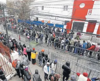  ??  ?? ► La embajada de Haití en Santiago ayer registró largas filas.