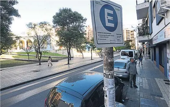  ?? (NICOLÁS BRAVO) ?? En cualquier poste. Los carteles que advierten de que se está en una zona de estacionam­iento medido están montados sobre postes viejos.