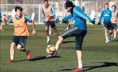  ??  ?? El balón fue protagonis­ta en la sesión del Madrid. Por la tarde, el equipo se concentró en la residencia de Valdebebas.