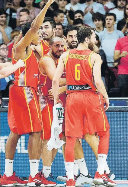  ?? FOTO: EFE ?? Quino Colom, felicitado por sus compañeros tras conseguir los puntos decisivos en el partido contra Letonia