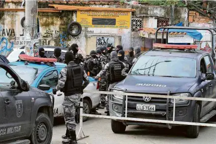  ?? Jose Lucena/Futura Press/Folhapress ?? Policiais do Bope fazem operação nesta terça (6) no Complexo da Maré, no Rio de Janeiro