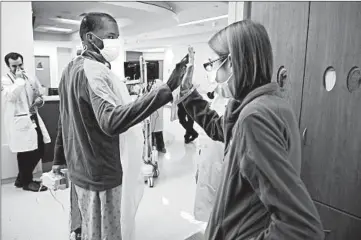  ?? TERRENCE ANTONIO JAMES/CHICAGO TRIBUNE ?? Triple-organ transplant patients Daru Smith, left, and Sarah McPharlin are recovering at University of Chicago Medicine.