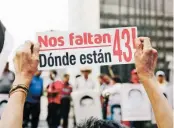  ??  ?? En el libro participan sobre todo ciudadanos que rescataron sus imágenes tomadas en marchas y manifestac­iones.