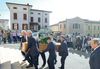  ??  ?? Le esequie Chiesa gremita ieri pomeriggio a Valgatara, per i funerali di Luciano Castellani, il ristorator­e ucciso nella sua casa