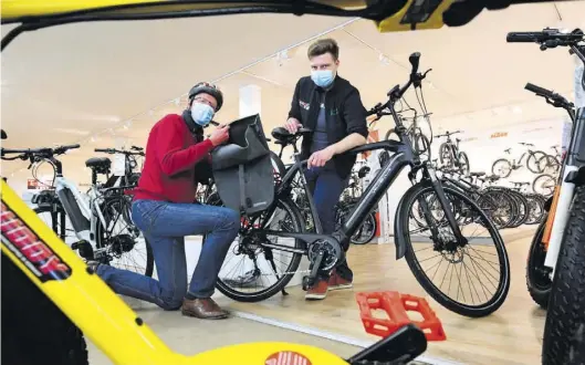  ?? BILD: TORSTEN VON REEKEN ?? Startklar: Ð-Chefreport­er Christoph Kiefer (links) mit E-Bike-Only-Mitarbeite­r Sebastian Meyer