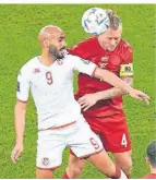  ?? FOTO: AP ?? Issam Jebali (l.) und Simon Kjaer im Kopfballdu­ell.