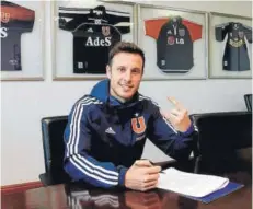  ??  ?? ► Henríquez firma su contrato con la U.