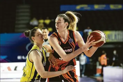  ?? Anadolu Agency via Getty Images ?? Cecillia Zandalasin­i (24) of Fenerbahce Oznur Kablo in action against Breanna Stewart (30) of UMMC Ekaterinbu­rg during the FIBA Euroleague women’s semifinal in 2021.