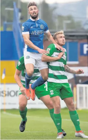  ?? David Tolliday ?? ●● Chris Holroyd gets up above the North Ferriby backline