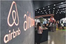  ?? FOTO: AFP ?? Airbnb ist mit über fünf Millionen gelisteten Unterkünft­en in 191 Ländern und 81 000 Städten weltweit präsent.