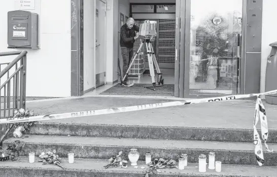  ?? REUTERS ?? A police officer investigat­es at the Extra grocery store, where a man killed five people in the city in Kongsberg, Norway.