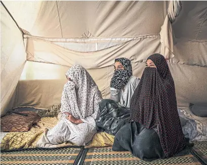  ?? IVOR PRICKETT THE NEW YORK TIMES FILE PHOTO ?? Egyptian women are pictured in their tent at Roj Camp, a camp for the families of Daesh members in Kurdish-controlled northern Syria. Kurdish forces are holding hundreds of women and children captured on the battlefiel­d.