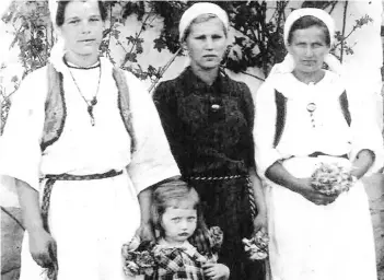  ??  ?? Obiteljske uspomene Djevojčica Nada Kolman s muslimansk­im ženama koje su radile na posjedu Sabrije Prohića (lijevo) te braća dr. Avdo i Sabrija Prohić 1941. (desno)