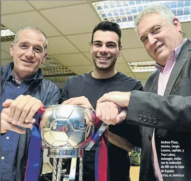  ?? FOTOS: M. MONTILLA ?? Andreu Plaza, técnico, Sergio Lozano, capitán, y Txus Lahoz, mánager, visitaron la redacción de MD con la Copa de España