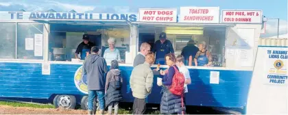  ?? Photo / Supplied ?? Crowds queue to enjoy Te Awamutu Lions’ hot dogs and chips at Fieldays.