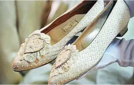  ??  ?? Zapatos nupciales que utilizó la llamada princesa del pueblo