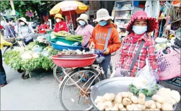  ?? HENG CHIVOAN ?? Informal economy vendors in front of Kandal Market in the capital’s Daun Penh district in Oct 2021.