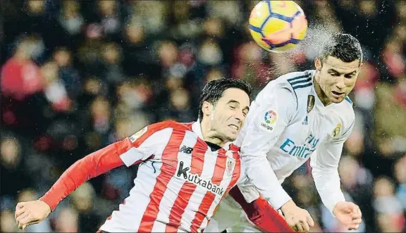  ?? ANDER GILLENEA / AFP ?? Cristiano Ronaldo se impone en el salto para rematar de cabeza en San Mamés