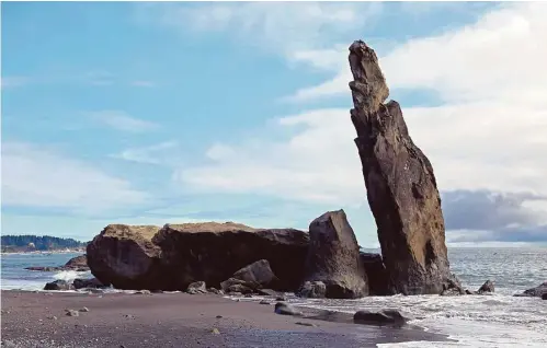  ?? Tony Freemantle photos / Houston Chronicle ?? Low tide allows for an up-close view of a dramatic rock formation at Rialto Beach in Olympic National Park.