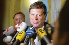  ??  ?? 1997 fuhr Jan Ullrich im Gelben Trikot des Tour de France Führenden seinem größ ten Triumph entgegen. 2017 stand er in der Schweiz vor Gericht, weil er einen schwe ren Autounfall verursacht hatte.