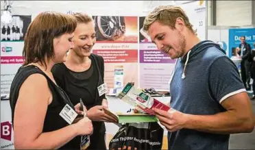  ??  ?? Alexander Lutterodt ist Triebfahrz­eugführer. Stefanie Bühn (links) und Anika Ziegler haben ihn auf der Messe über weitere Möglichkei­ten in seinem Beruf beraten. Foto: Susann Fromm