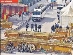  ?? ARVIND YADAV, SANCHIT KHANNA & SANJEEV VERMA/HT PHOTO ?? (From left) Commuters wait at ITO intersecti­on on Wednesday, as police officers remove barricades; Security personnel stand guard at Red Fort; Police man barricades at Ghazipur.