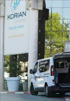  ?? (Photo Sébastien Botella) ?? Une ambulance, hier, devant l’Ehpad La Riviera de Mougins. Les dépistages Covid-19 ont débuté, en commençant par le personnel. Il s’agit d’un des plus tragiques bilans de cette crise sanitaire dans un Ehpad français.