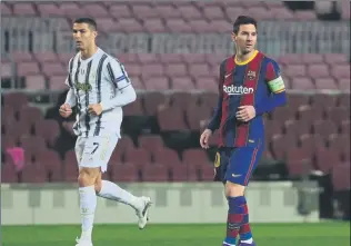  ?? FOTO: PEP MORATA ?? Cristiano Ronaldo y Leo Messi, frente a frente en el Camp Nou el pasado mes de diciembre