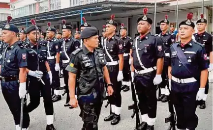  ?? (Foto Poliana Ronnie Sidom/bh) ?? Mastor memeriksa kawalan kehormatan ketika lawatan kerja ke Ibu Pejabat Batalion 20 PGA Beluran, di Sandakan, semalam.