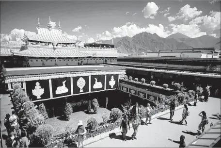  ?? Johannes Eisele AFP/Getty Images ?? THE JOKHANG TEMPLE in Lhasa is Tibet’s most sacred and houses the Jowo statue, said to have been blessed by Buddha. The complex, which dates to the 7th century, caught fire Saturday but not much is known about the extent of the damage. China has ruled...