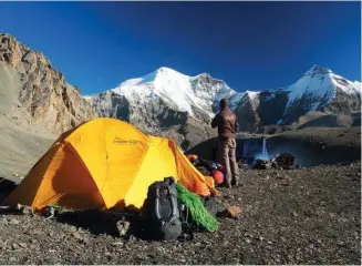  ??  ?? Camp d’acclimatat­ion (5400m) face au Chako et au Lagula