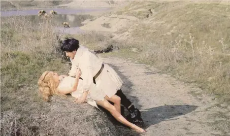  ?? ?? Comicità erotica.
Vittorio Gassman (Brancaleon­e da Norcia) e Catherine Spaak (Matelda) ne «L’armata Brancaleon­e»
GETTY IMAGES