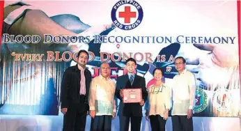  ?? (CONTRIBUTE­D FOTO) ?? RECOGNITIO­N. Smart’s blood donation drive efforts were acknowledg­ed during the Philippine Red Cross’ recognitio­n ceremony held in Manila.