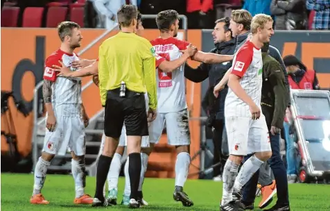  ?? Foto: Ulrich Wagner ?? Nach dem Spiel ist eben nicht immer alles gleich wieder gut. Daniel Baier (ganz links) und Leipzigs Trainer Ralph Hasenhüttl (rechts) steht der Sinn nach der Partie nicht sofort wieder nach Versöhnung. Wenige Minuten hatte sich der Augsburger arg...