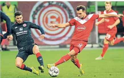  ?? FOTO: FALK JANNING ?? Feste Größe im System von Fortunas Trainer Friedhelm Funkel: Kevin Stöger (rechts), hier gegen den Mainzer Aarón Martín.