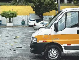  ??  ?? Tiros atingem uma van de transporte escolar estacionad­a no bairro