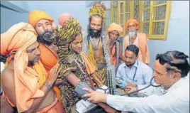 ?? PTI PHOTO ?? Paramedica­l staff examining sadhus, who are on way to the Amarnath shrine, at a medical camp in Jammu on Tuesday.