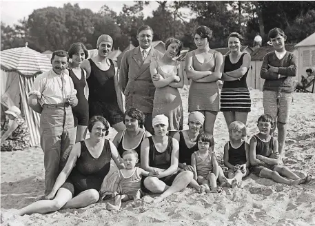  ?? | PHOTO : ATELIER GAUSSON ?? Groupe Plage des Dames (1910).