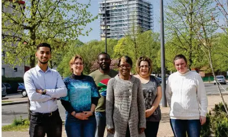  ??  ?? Salim avec les responsabl­es de l’AJM, organisate­urs du Job Challenge 2017.