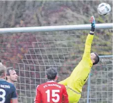  ?? ARCHIVFOTO: JOSEF KOPF ?? Torhüter Pirmin Barenstein­er und der FC Wangen erkämpften sich auswärts einen wichtigen Punkt.