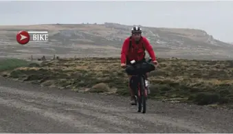  ??  ?? Arriba: Germán Stoessel pedaleando rumbo a Darwin, con viento y llovizna constante. Der.: en las inmediacio­nes de Mount Pleasant, unos mates para combatir el frío. Izq.: la bici de bambú a full de equipo en Puerto Argentino, el día de la llegada.