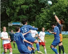  ?? Foto: Reinhold Radloff ?? Hüseyin Tomakin (Nummer 18) erzielte den Ausgleichs­treffer für den TSV Bobingen im Derby gegen Kaufering.